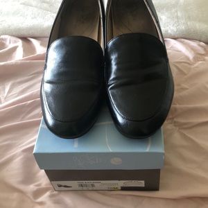 Black Life stride shoe with arch support.